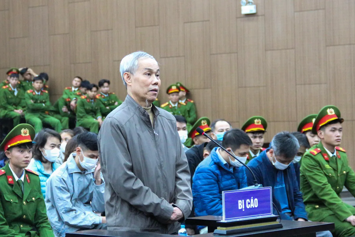 Cựu Cục trưởng Cục An to&agrave;n thực phẩm Nguyễn Thanh Phong k&yacute; hơn 20.000 bộ hồ sơ hưởng lợi gần 44 tỷ đồng- Ảnh 3.