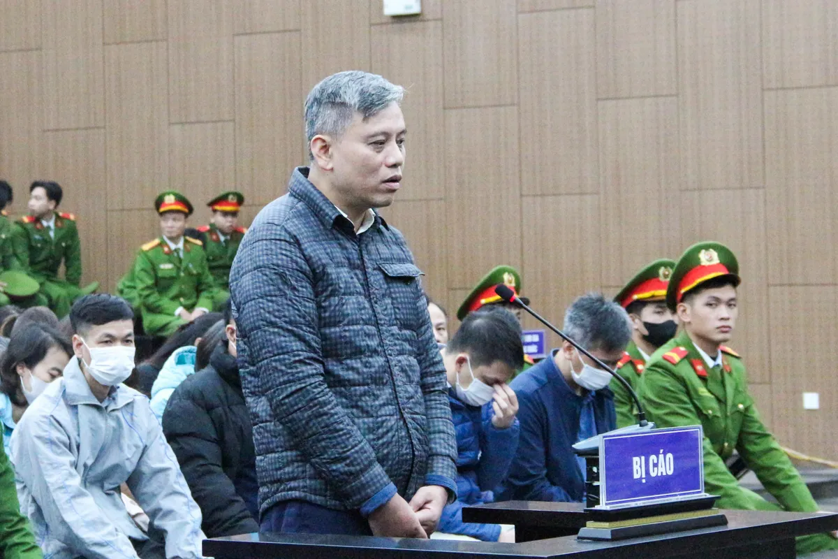 Cựu Cục trưởng Cục An to&agrave;n thực phẩm Nguyễn Thanh Phong k&yacute; hơn 20.000 bộ hồ sơ hưởng lợi gần 44 tỷ đồng- Ảnh 4.