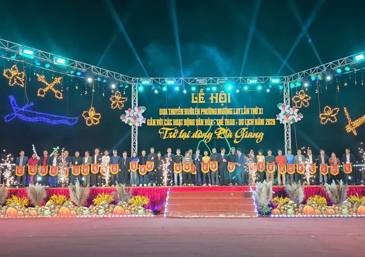 Điện Bi&ecirc;n: Kh&eacute;p lại Lễ hội Đua thuyền đu&ocirc;i &eacute;n - &Acirc;m vang m&aacute;i ch&egrave;o c&ograve;n m&atilde;i với d&ograve;ng Đ&agrave; giang - Ảnh 8.