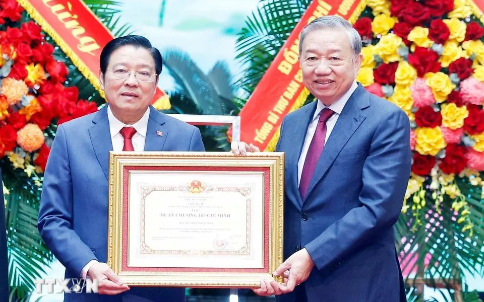 Tổng Bí thư Tô Lâm trao Huân chương Hồ Chí Minh tặng Ban Nội chính Trung ương. (Ảnh: Thống Nhất/TTXVN)