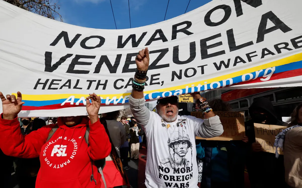 Người biểu tình tuần hành từ phố Market đến quảng trường Liên hợp quốc ở San Francisco để phản đối các hành động quân sự của Mỹ tại Venezuela, ngày 3/1/2026 (Ảnh: EPA)