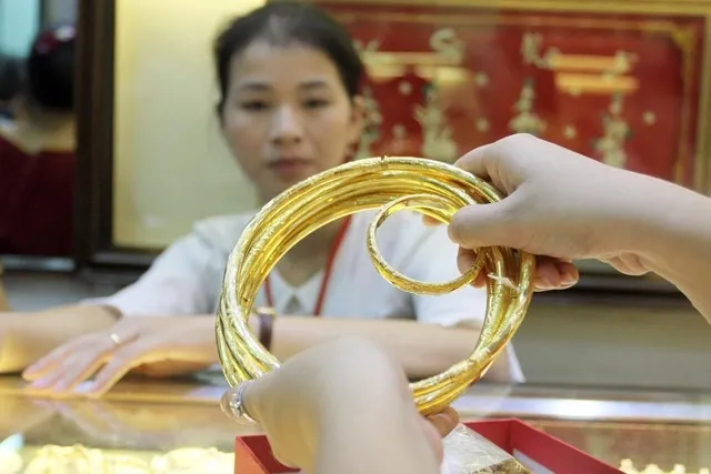 Gi&aacute; v&agrave;ng tăng mạnh, phố v&agrave;ng H&agrave; Nội v&agrave; TPHCM đ&ocirc;ng nghịt người xếp h&agrave;ng mua &ndash; b&aacute;n- Ảnh 1.