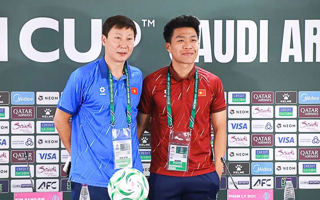 HLV Kim Sang Sik cùng cầu thủ Lý Đức ở buổi họp báo trước trận.