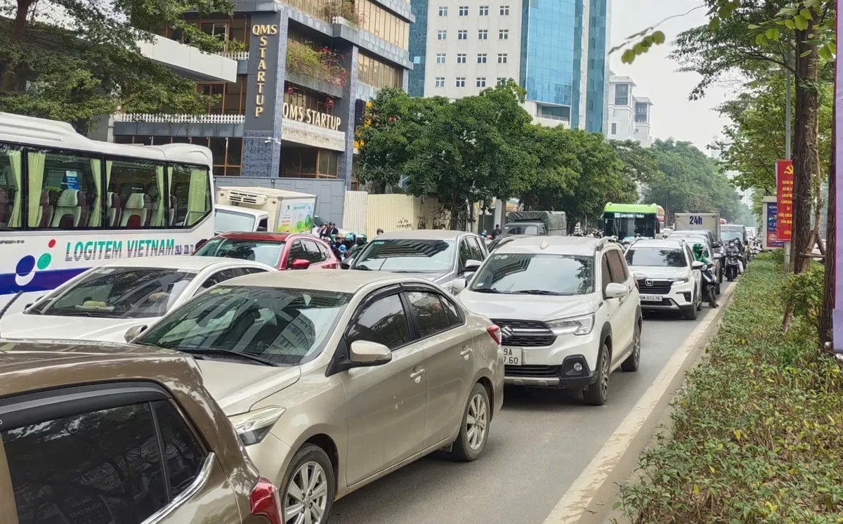 Đường phố Hà Nội thông thoáng bất ngờ sáng ngày làm việc đầu tiên sau kỳ nghỉ Tết dương lịch- Ảnh 7. Đường phố Hà Nội thông thoáng bất ngờ sáng ngày làm việc đầu tiên sau kỳ nghỉ Tết dương lịch- Ảnh 7.