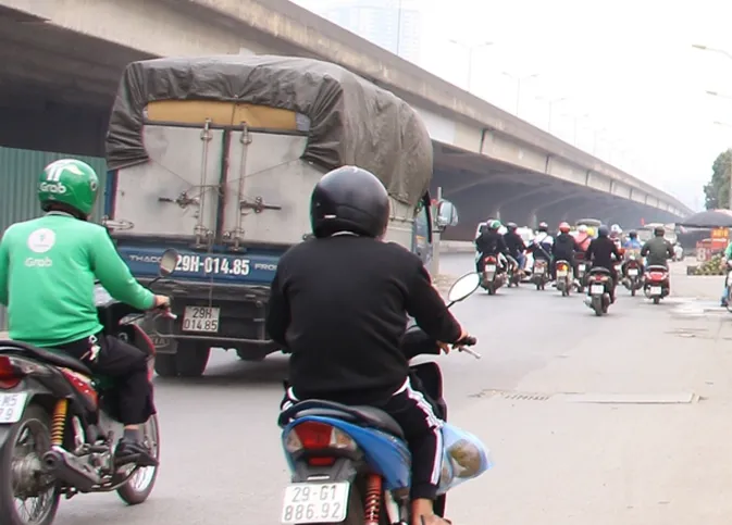 Đường phố Hà Nội thông thoáng bất ngờ sáng ngày làm việc đầu tiên sau kỳ nghỉ Tết dương lịch- Ảnh 2. Đường phố Hà Nội thông thoáng bất ngờ sáng ngày làm việc đầu tiên sau kỳ nghỉ Tết dương lịch- Ảnh 2.