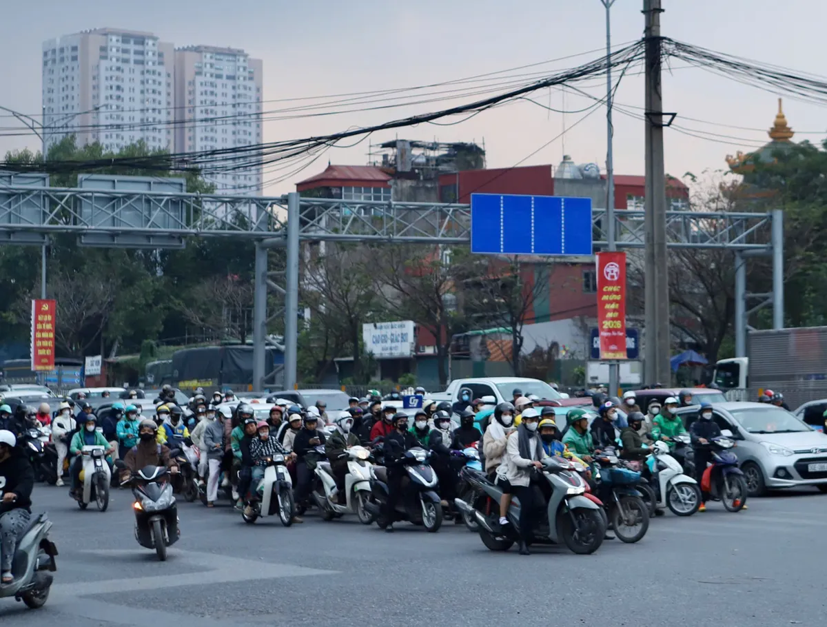 Đường phố Hà Nội thông thoáng bất ngờ sáng ngày làm việc đầu tiên sau kỳ nghỉ Tết dương lịch- Ảnh 4. Đường phố Hà Nội thông thoáng bất ngờ sáng ngày làm việc đầu tiên sau kỳ nghỉ Tết dương lịch- Ảnh 4.