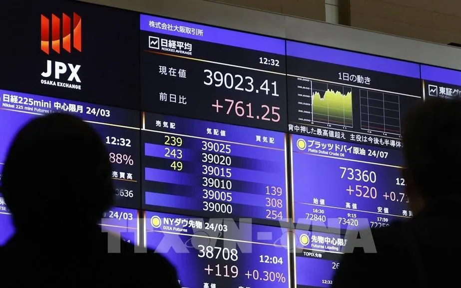 Bảng chỉ số chứng khoán tại thành phố Osaka, Nhật Bản. Ảnh: Kyodo/TTXVN
