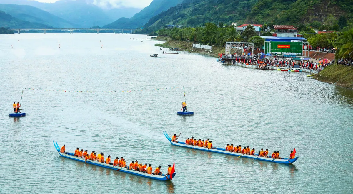 Điện Bi&ecirc;n: Kh&eacute;p lại Lễ hội Đua thuyền đu&ocirc;i &eacute;n - &Acirc;m vang m&aacute;i ch&egrave;o c&ograve;n m&atilde;i với d&ograve;ng Đ&agrave; giang - Ảnh 1.