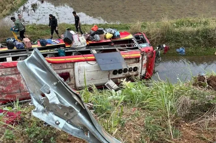 Vụ lật xe khách ở Sơn La: Tài xế khai do buồn ngủ - Ảnh 1.