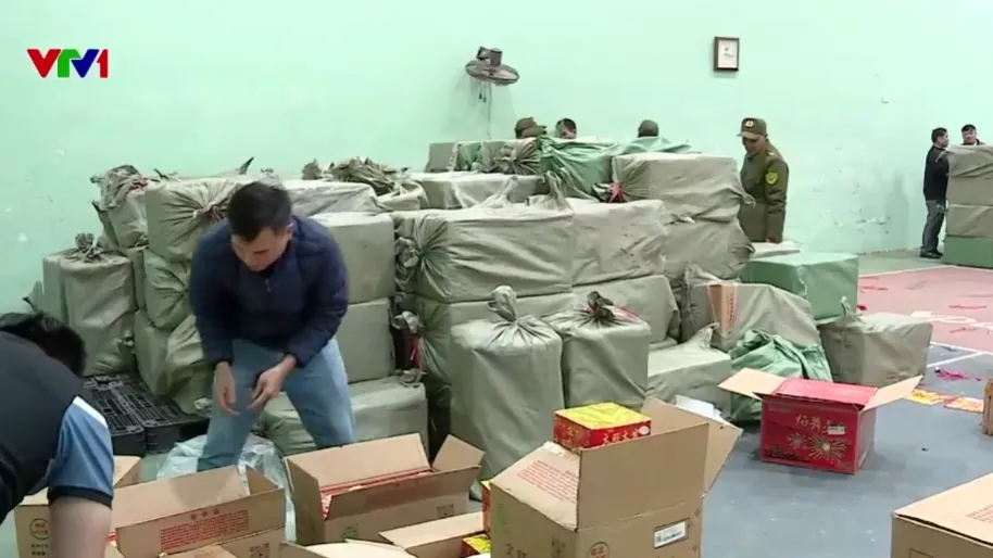 Thu giữ h&agrave;ng trăm kg ph&aacute;o hoa lậu tại nh&agrave; kho ở H&agrave; Nội- Ảnh 1.