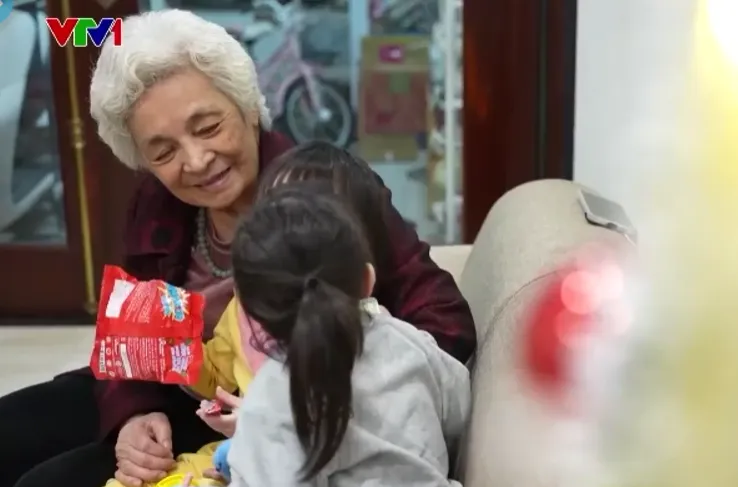 Vui buồn chuyện sống ri&ecirc;ng, sống chung với con ch&aacute;u - Ảnh 1.