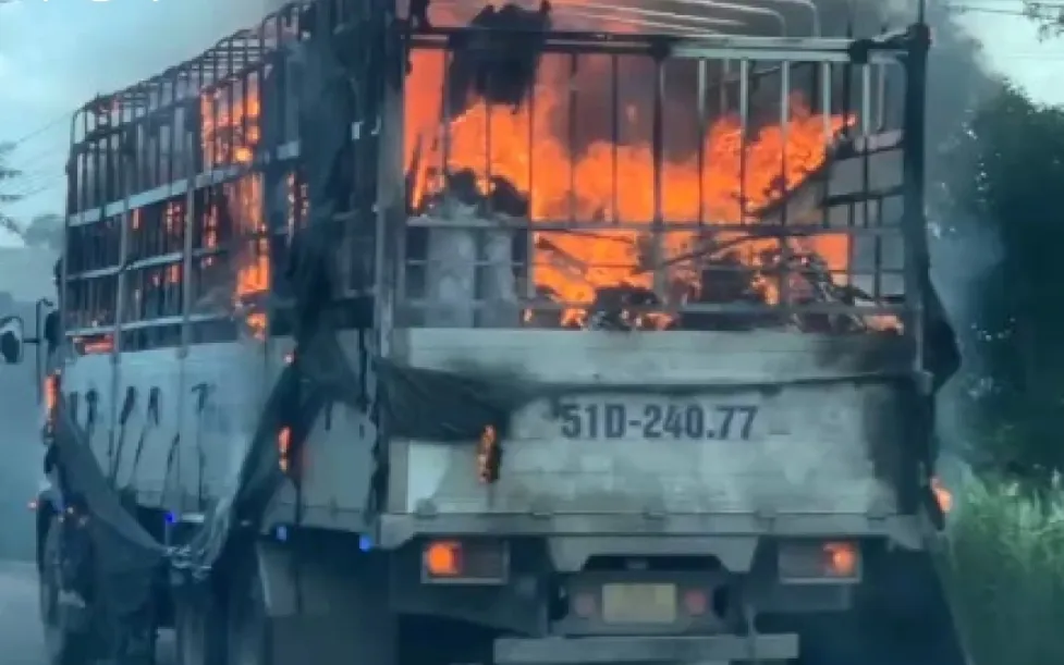 Xe tải chở h&agrave;ng bốc ch&aacute;y dữ dội tr&ecirc;n Quốc lộ 1A - Ảnh 1.