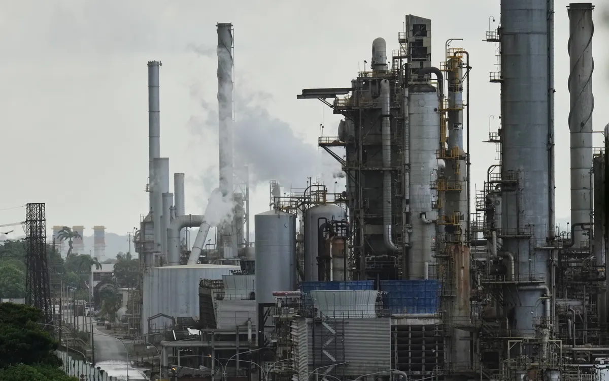 Nhà máy lọc dầu El Palito tại Puerto Cabello, Venezuela, được vận hành bởi tập đoàn dầu khí quốc gia PDVSA. (Ảnh: Matias Delacroix/AP)