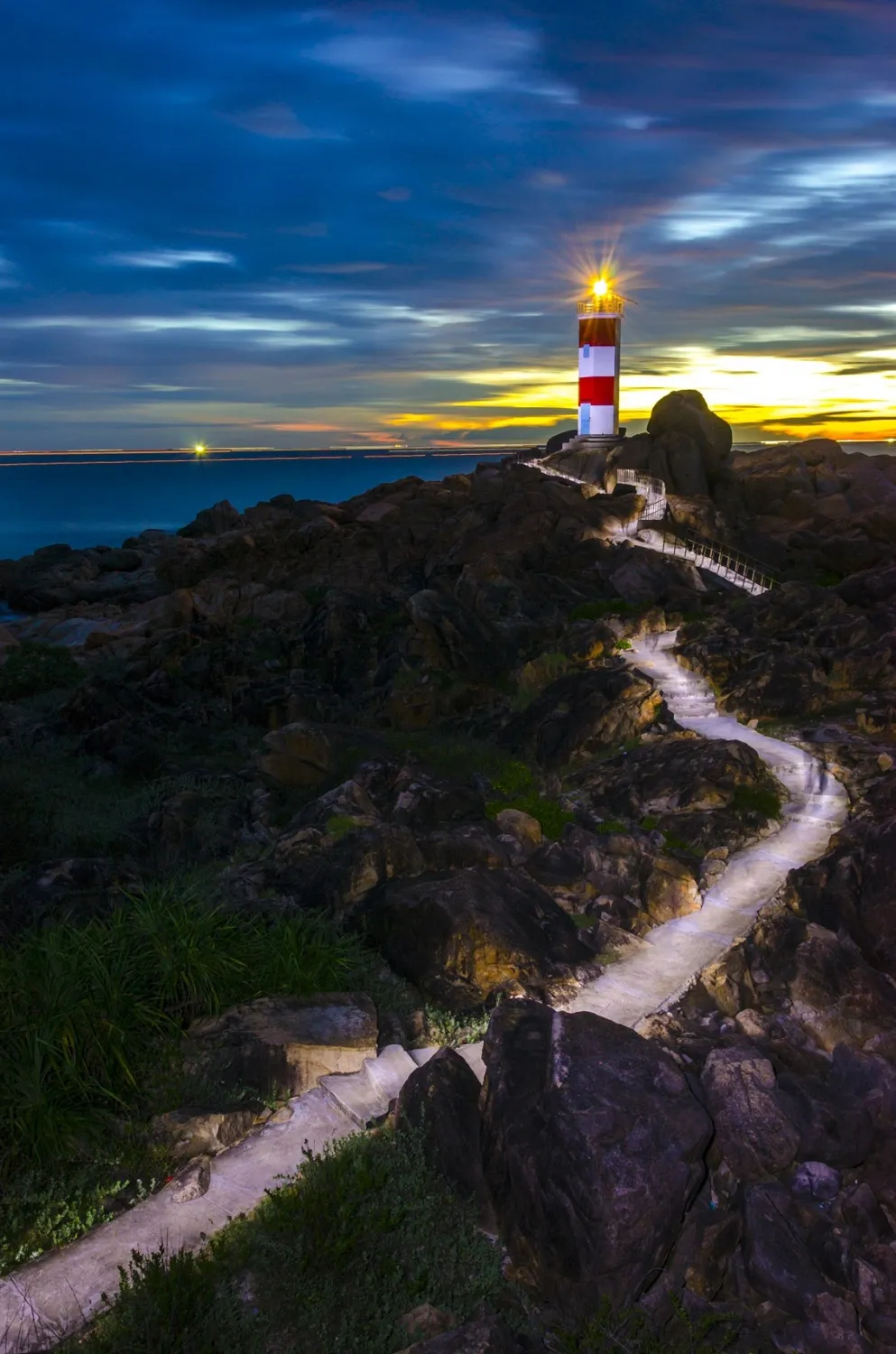 Đời sống thầm lặng của "người giữ đ&egrave;n" biển: Những đ&ocirc;i mắt kh&ocirc;ng bao giờ ngủ giữa tr&ugrave;ng khơi- Ảnh 1.