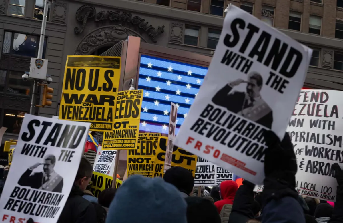 Người d&acirc;n tại nhiều th&agrave;nh phố ở Mỹ biểu t&igrave;nh phản đối can thiệp qu&acirc;n sự v&agrave;o Venezuela- Ảnh 1.