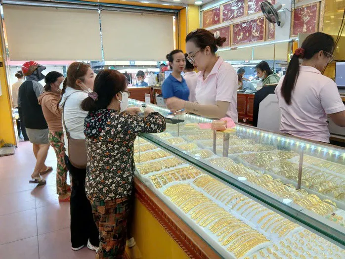 Gi&aacute; v&agrave;ng 5/1/2026: Kỳ vọng vượt mốc 5.000 USD- Ảnh 1.