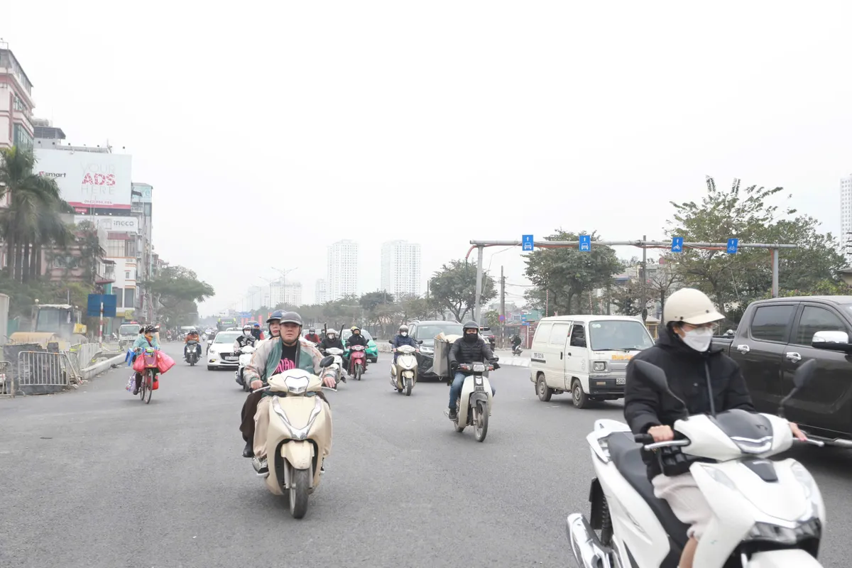 Đường phố Hà Nội thông thoáng bất ngờ sáng ngày làm việc đầu tiên sau kỳ nghỉ Tết dương lịch- Ảnh 5. Đường phố Hà Nội thông thoáng bất ngờ sáng ngày làm việc đầu tiên sau kỳ nghỉ Tết dương lịch- Ảnh 5.