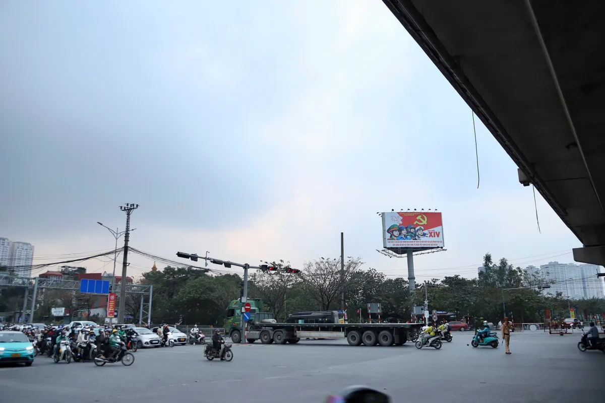 Đường phố Hà Nội thông thoáng bất ngờ sáng ngày làm việc đầu tiên sau kỳ nghỉ Tết dương lịch- Ảnh 1. Đường phố Hà Nội thông thoáng bất ngờ sáng ngày làm việc đầu tiên sau kỳ nghỉ Tết dương lịch- Ảnh 1.