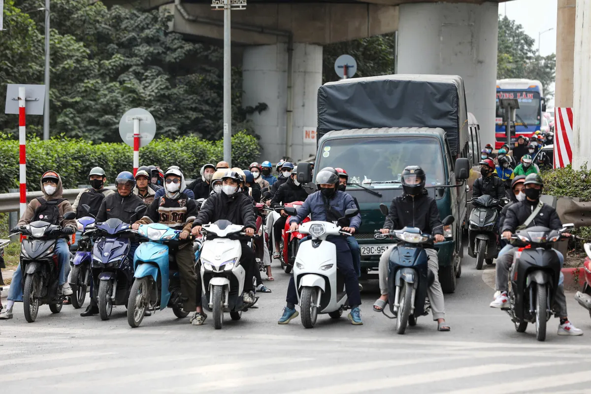 Đường phố Hà Nội thông thoáng bất ngờ sáng ngày làm việc đầu tiên sau kỳ nghỉ Tết dương lịch- Ảnh 3. Đường phố Hà Nội thông thoáng bất ngờ sáng ngày làm việc đầu tiên sau kỳ nghỉ Tết dương lịch- Ảnh 3.