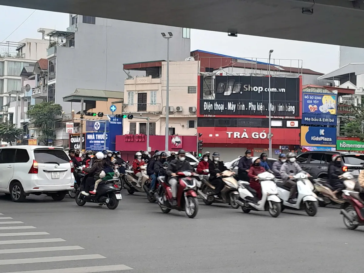 Đường phố Hà Nội thông thoáng bất ngờ sáng ngày làm việc đầu tiên sau kỳ nghỉ Tết dương lịch- Ảnh 6. Đường phố Hà Nội thông thoáng bất ngờ sáng ngày làm việc đầu tiên sau kỳ nghỉ Tết dương lịch- Ảnh 6.