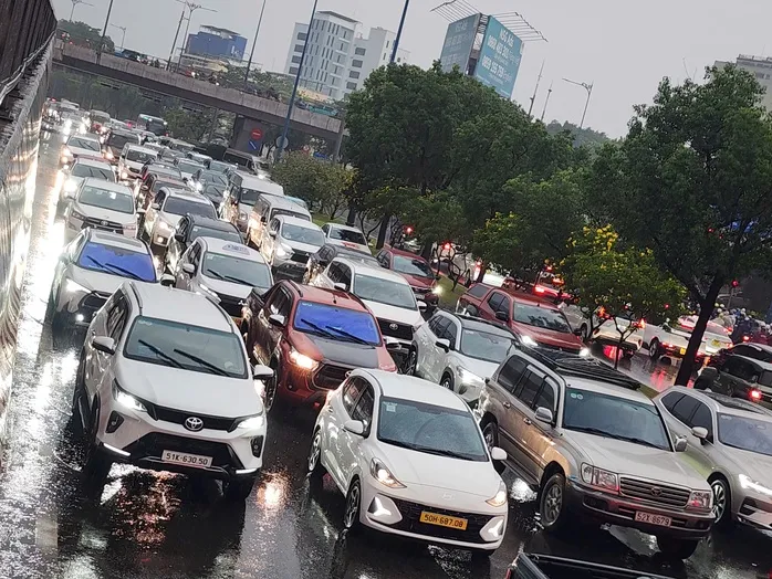 &Ocirc; t&ocirc; lật ngửa sau va chạm xe tải, đại lộ ở TP Hồ Ch&iacute; Minh &ugrave;n tắc- Ảnh 2.