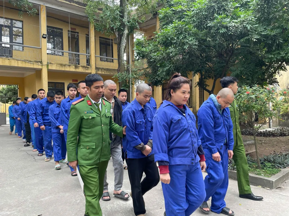 Triệt phá đường dây lừa đảo và đánh bạc quy mô 9.300 tỷ đồng, bắt 35 đối tượng - Ảnh 2.