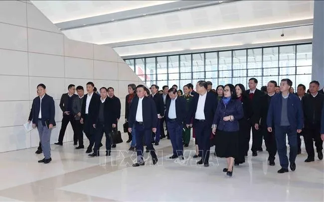 Thường trực Ban Bí thư Trần Cẩm Tú kiểm tra công tác chuẩn bị Đại hội đại biểu toàn quốc lần thứ XIV của Đảng tại Trung tâm Hội nghị quốc gia. Ảnh: Phương Hoa/TTXVN