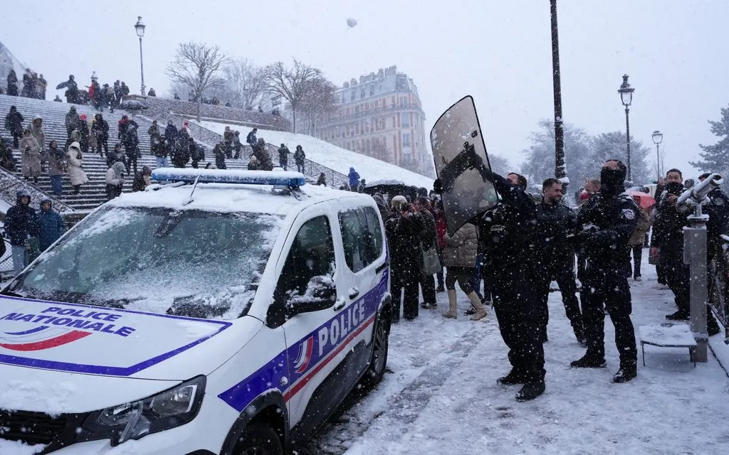 Tuyết rơi dày ở thủ đô Paris, Pháp ngày 5/1/2025 (Ảnh: AP)