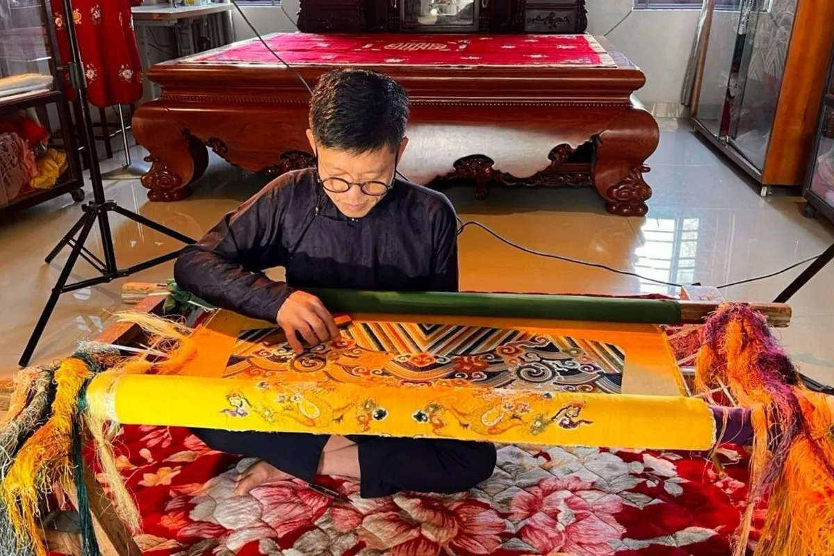 Kỹ thuật th&ecirc;u cung đ&igrave;nh: Những sợi chỉ thời gian dệt n&ecirc;n uy quyền vương giả- Ảnh 2.