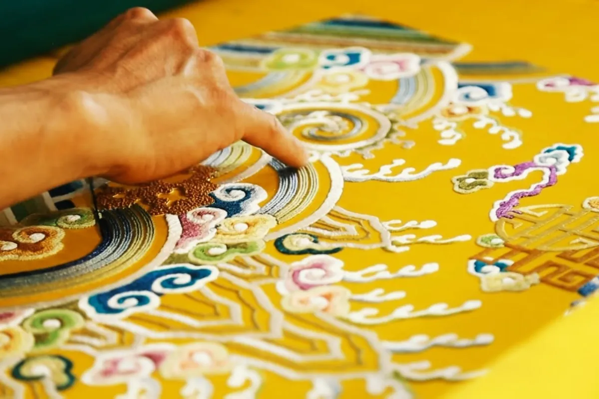 Kỹ thuật th&ecirc;u cung đ&igrave;nh: Những sợi chỉ thời gian dệt n&ecirc;n uy quyền vương giả- Ảnh 1.