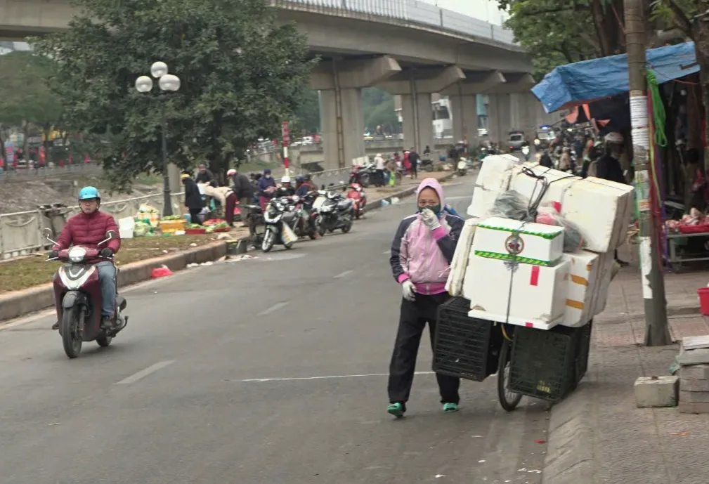 C&aacute;i lạnh buốt gi&aacute; đầu năm khiến nhịp sống Thủ đ&ocirc; chậm lại- Ảnh 3.