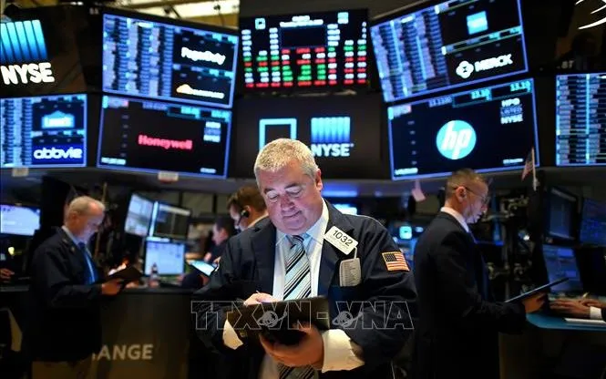 Giao dịch viên tại Sàn giao dịch chứng khoán New York, Mỹ. Ảnh: AFP/TTXVN
