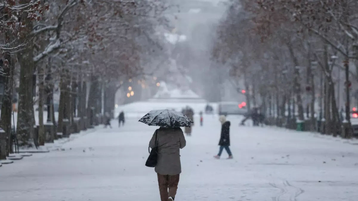 Tuyết v&agrave; băng gi&aacute; g&acirc;y t&ecirc; liệt giao th&ocirc;ng tại Ph&aacute;p, Anh v&agrave; H&agrave; Lan - Ảnh 1.