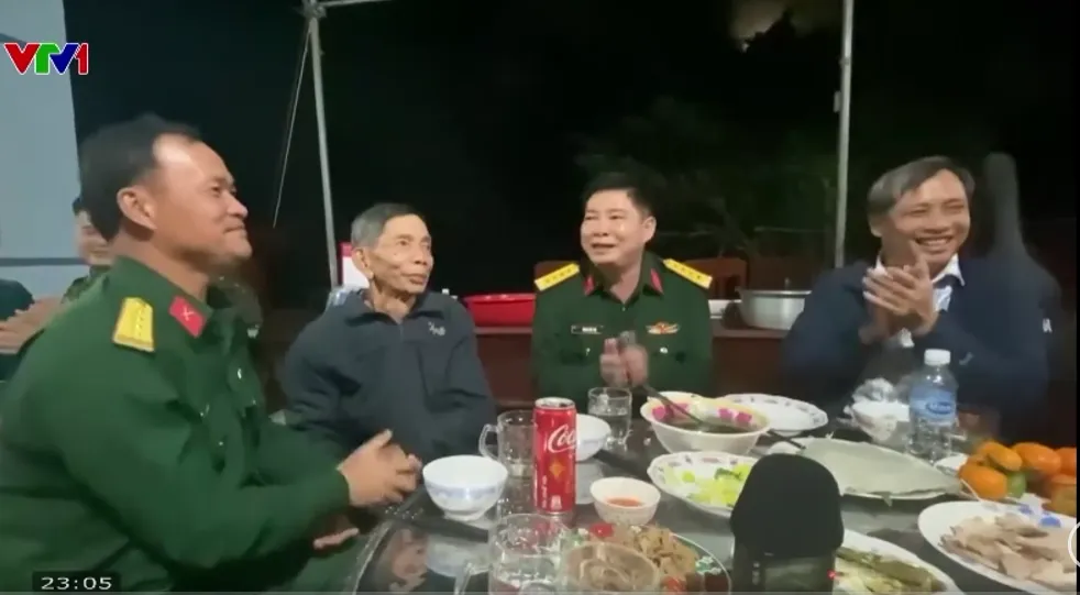 Bữa cơm chia tay bộ đội trong những ng&ocirc;i nh&agrave; vừa dựng nơi v&ugrave;ng lũ Đắk Lắk- Ảnh 1.