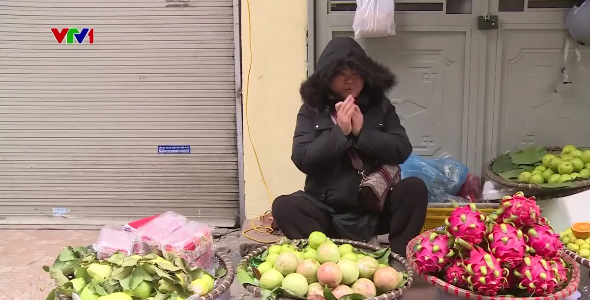 Người dân Hà Nội co ro trong ngày rét đậm đầu mùa - Ảnh 1.