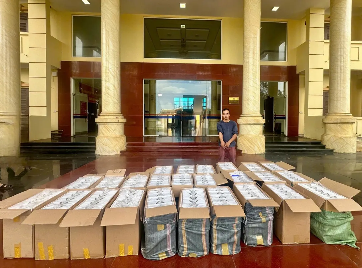 Bắt quả tang t&agrave;i xế vận chuyển 12.500 bao thuốc l&aacute; lậu tr&ecirc;n Quốc lộ 1A- Ảnh 1.