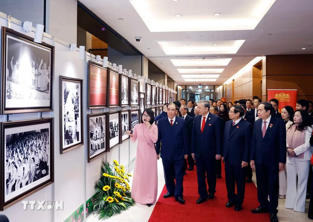 L&atilde;nh đạo Đảng, Nh&agrave; nước v&agrave; đại diện c&aacute;c thế hệ đại biểu Quốc hội v&agrave;o Lăng viếng Chủ tịch Hồ Ch&iacute; Minh - Ảnh 5.