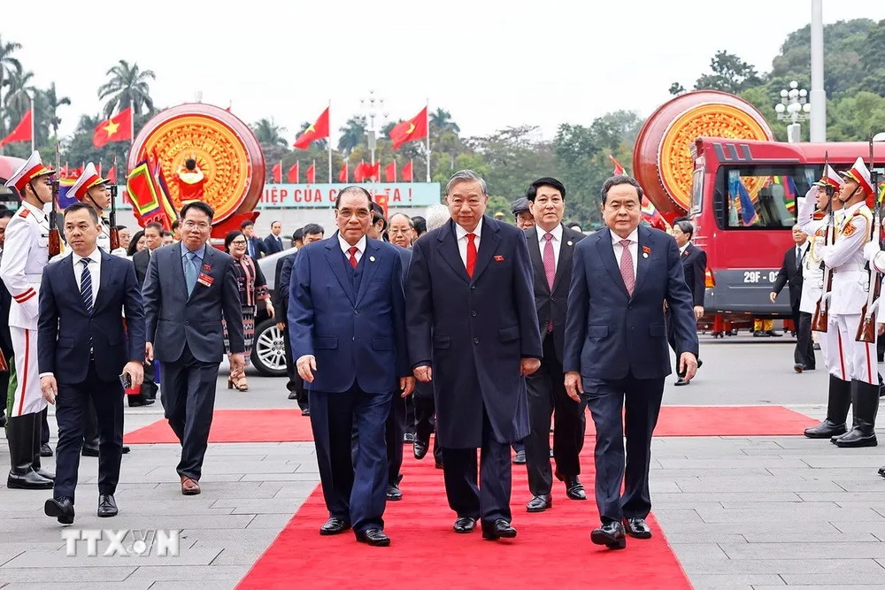L&atilde;nh đạo Đảng, Nh&agrave; nước v&agrave; đại diện c&aacute;c thế hệ đại biểu Quốc hội v&agrave;o Lăng viếng Chủ tịch Hồ Ch&iacute; Minh - Ảnh 4.