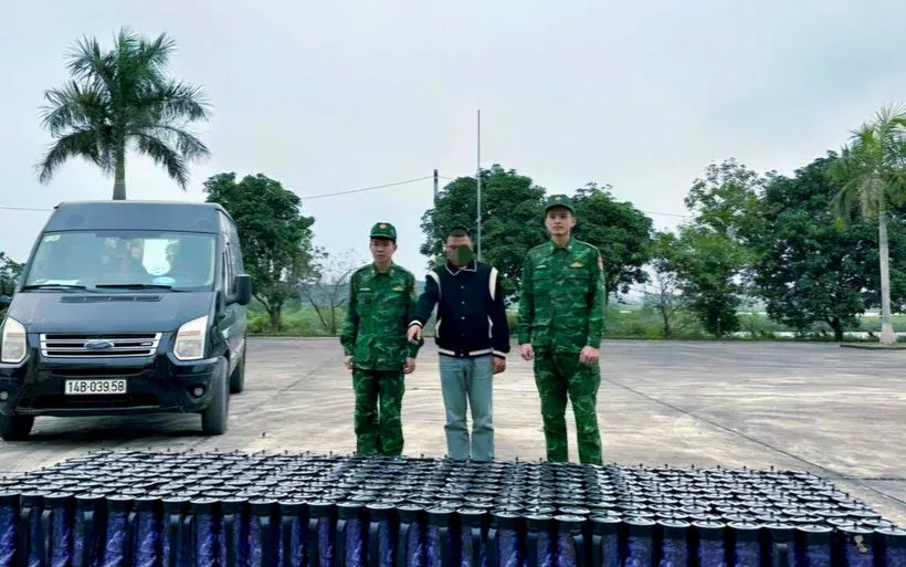 Đối tượng Hoàng Văn Bình (đứng giữa) cùng tang vật và phương tiện bị lực lượng Biên phòng bắt giữ. 