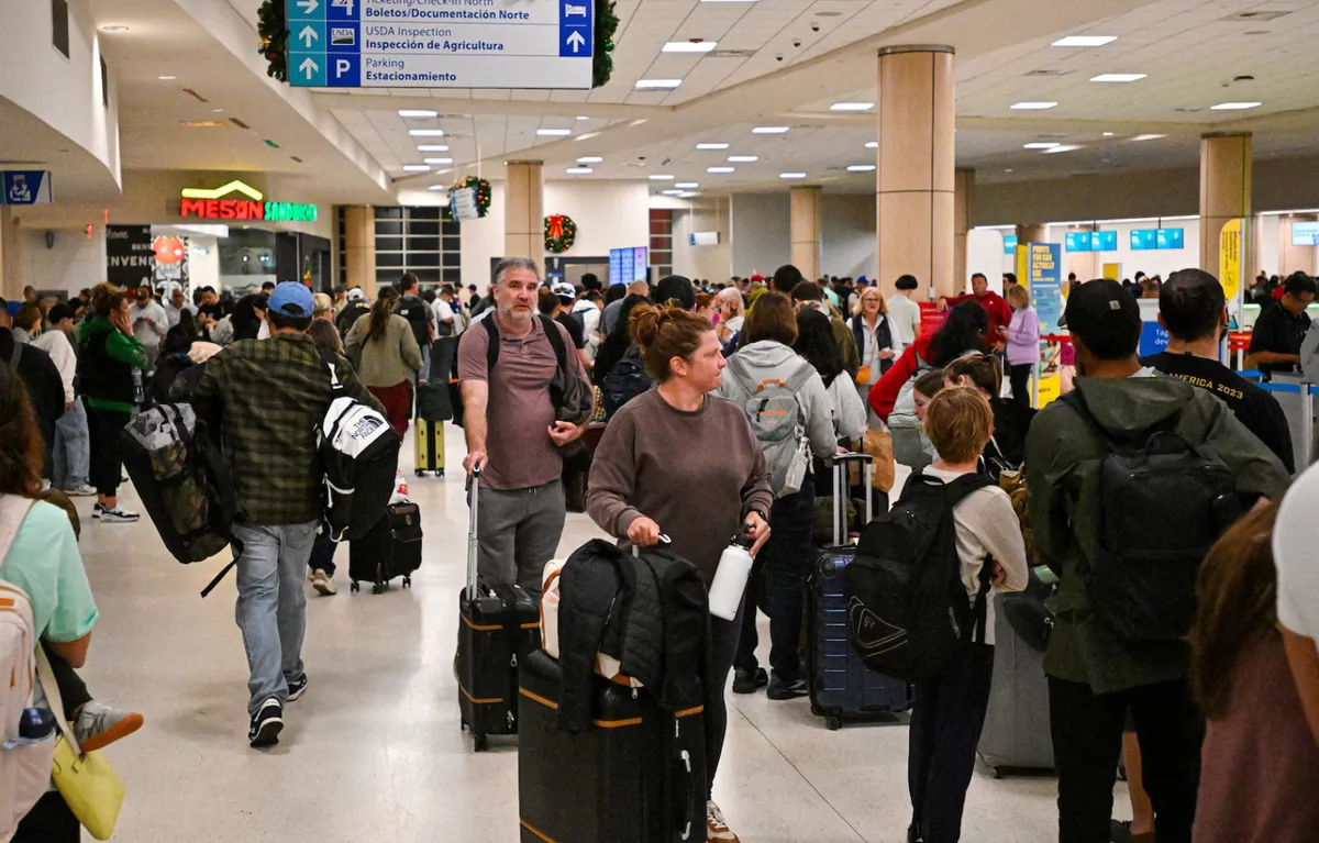 Hàng ngàn du khách mắc kẹt tại Caribe sau chiến dịch quân sự của Mỹ vào Venezuela - Ảnh 1.