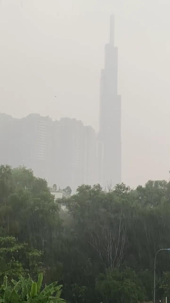 Nguy cơ cảm lạnh khi gặp mưa tr&aacute;i m&ugrave;a- Ảnh 1.