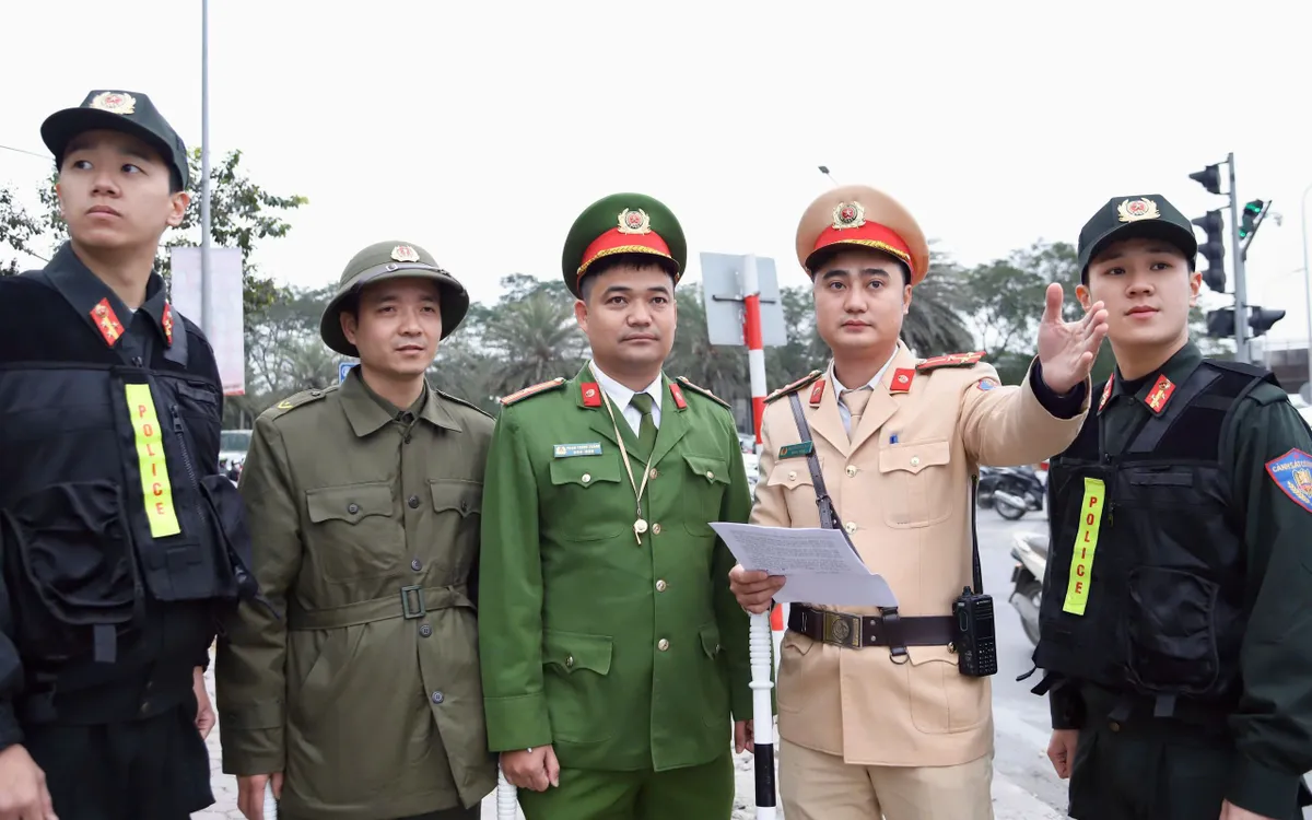 Lực lượng CSGT, CSCĐ và Công an cơ sở triển khai phương án tại Lê Quang Đạo - Đại lộ Thăng Long.