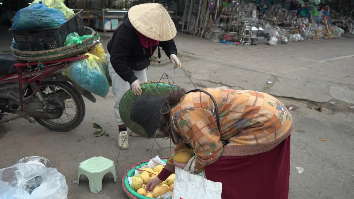 C&aacute;i lạnh buốt gi&aacute; đầu năm khiến nhịp sống Thủ đ&ocirc; chậm lại- Ảnh 1.