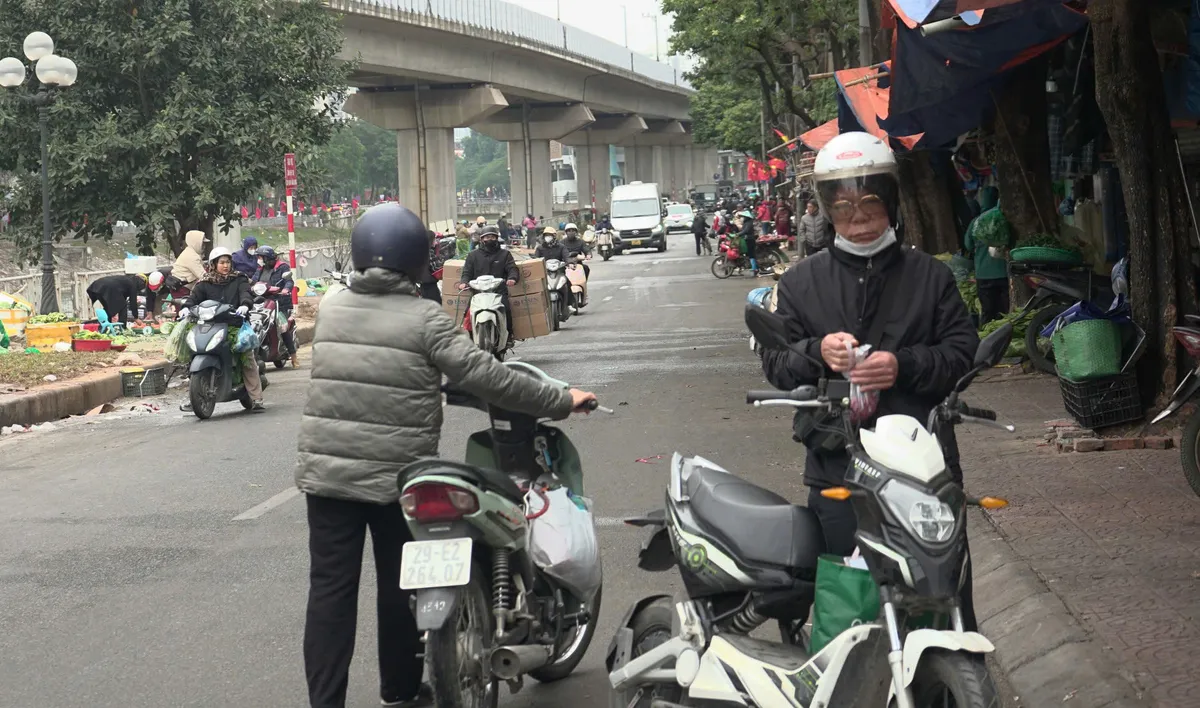 C&aacute;i lạnh buốt gi&aacute; đầu năm khiến nhịp sống Thủ đ&ocirc; chậm lại- Ảnh 4.