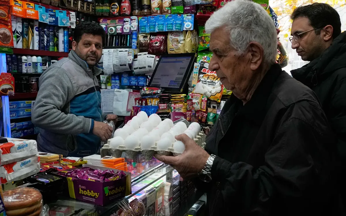 Người dân mua hàng trong một cửa hàng tạp hóa ở Iran, ngày 6/1/2026 (Ảnh: AP)