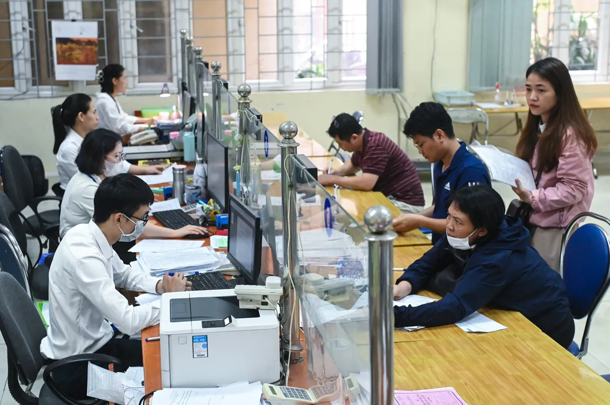 Bộ Nội vụ đề xuất sửa đổi Nghị định 204/2004 về tiền lương, phụ cấp sau sắp xếp bộ m&aacute;y- Ảnh 1.