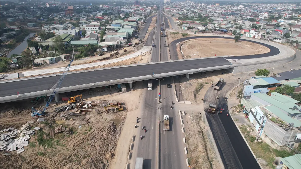 Tăng tốc ho&agrave;n thiện mạng lưới giao th&ocirc;ng kết nối s&acirc;n bay Long Th&agrave;nh trước th&aacute;ng 6/2026 - Ảnh 2.