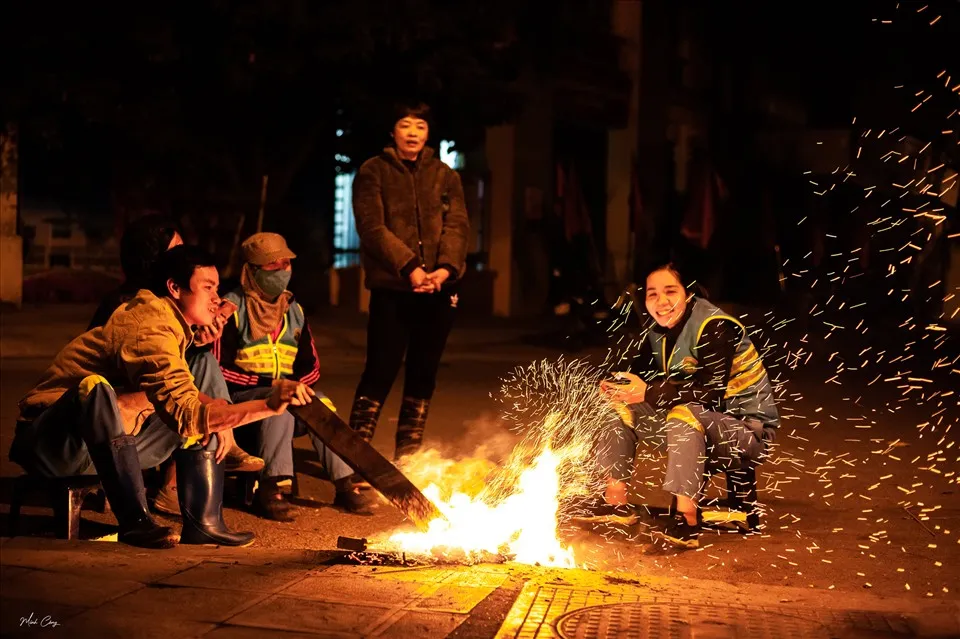 H&agrave; Nội r&eacute;t đậm về đ&ecirc;m, người d&acirc;n đốt lửa sưởi ấm trong gi&aacute; lạnh 11 độ C- Ảnh 1.