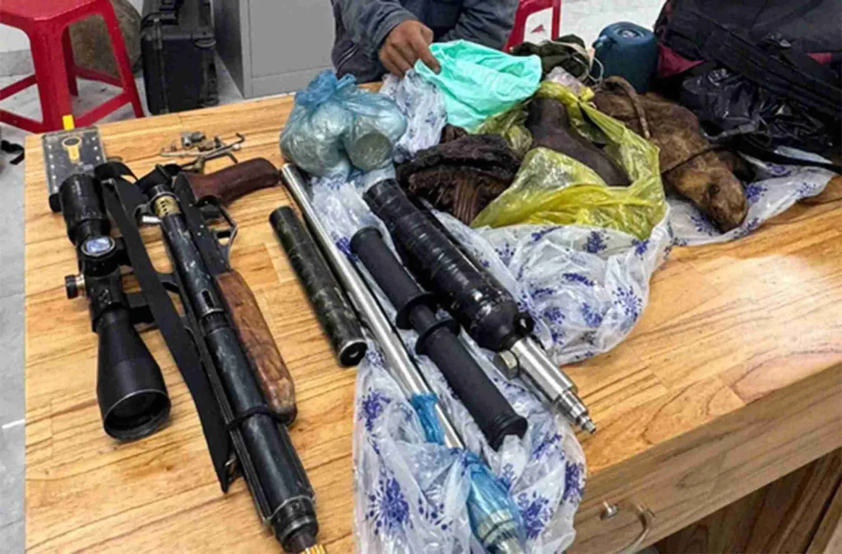 Bắt giữ 2 người d&ugrave;ng s&uacute;ng n&eacute;n kh&iacute; săn th&uacute; ở L&acirc;m Đồng- Ảnh 1.