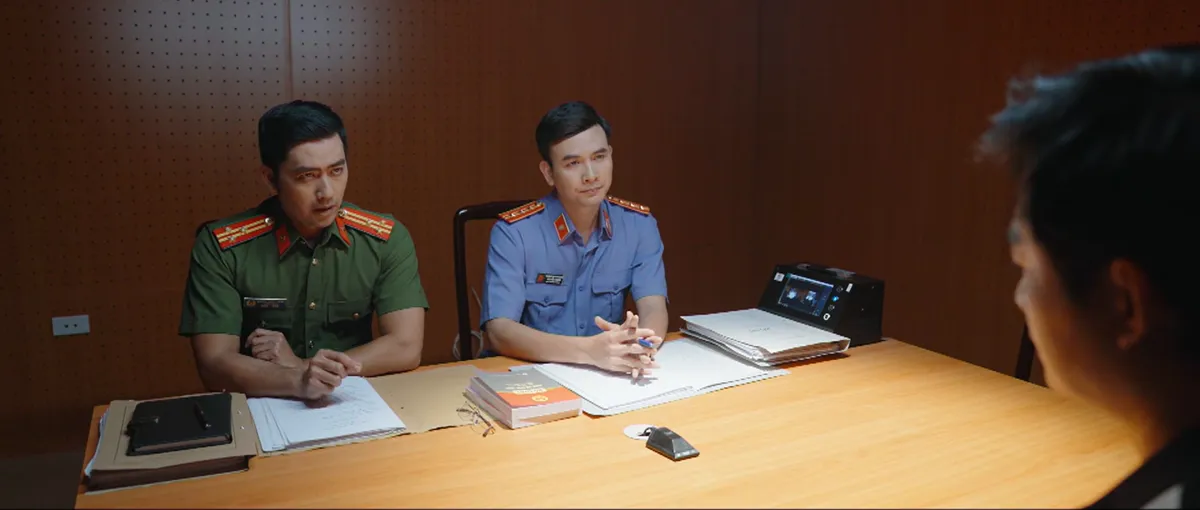 Lằn ranh - Tập 47: Khắc nhận mọi tội về m&igrave;nh, &ocirc;ng S&aacute;ch giăng lưới đ&acirc;m sau lưng Chủ tịch Thủy - Ảnh 7.